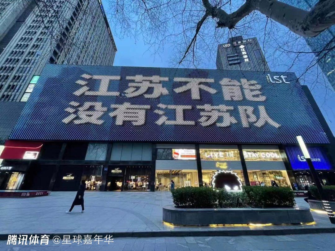 上半场罗德里戈建功，皇马暂1-0加的斯；下半场莫德里奇中柱，罗德里戈再下一城，随后莫德里奇伤退，贝林厄姆破门，最终皇马3-0加的斯，先赛一场暂时登顶积分榜榜首。